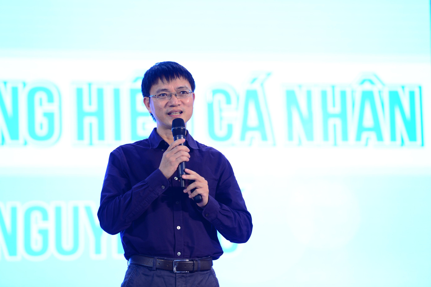 Tác giả, diễn giả, nhà báo Nguyễn Tuấn Anh chia sẻ về chủ đề "Xây dựng thương hiệu cá nhân trong kỷ nguyên số" trước khi trả lời các câu hỏi trực tiếp từ các giảng viên và sinh viên Trường Cao đẳng Dược Trung ương Hải Dương.