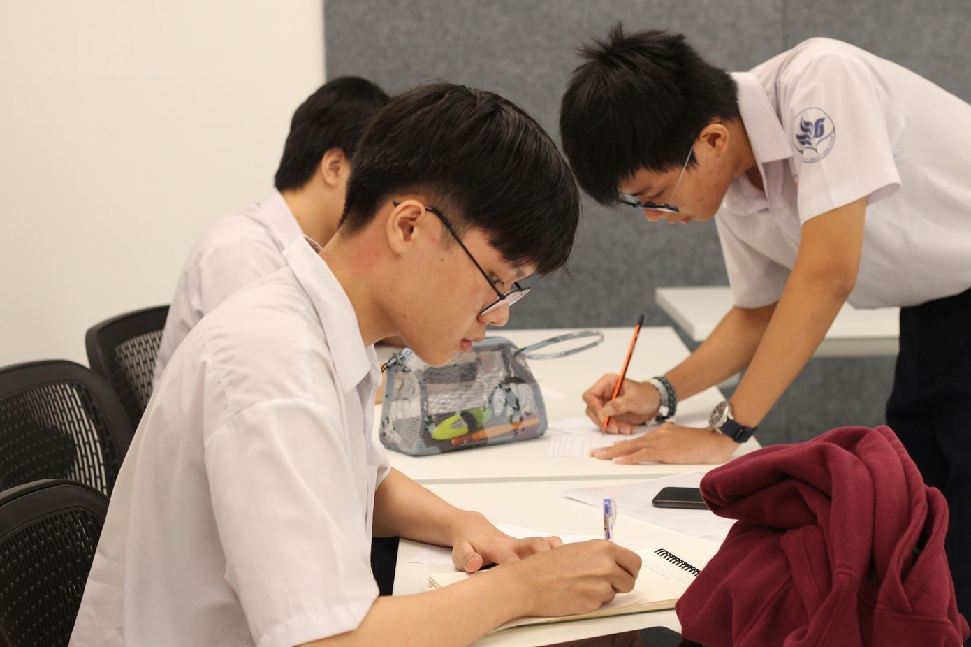 Thịnh (phía trước trong hình) cùng đồng đội tại một giải đấu tranh biện. Thịnh (phía trước trong hình) cùng đồng đội tại một giải đấu tranh biện.