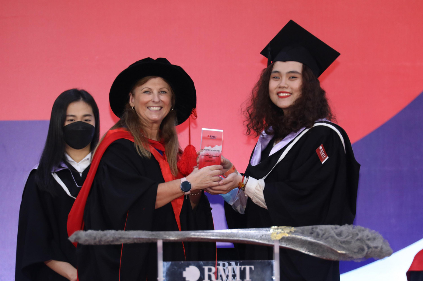 Cử nhân Kinh doanh Lê Nguyễn Hoàng Yến (ngoài cùng bên phải) tại lễ tốt nghiệp vào tháng 4/2022.