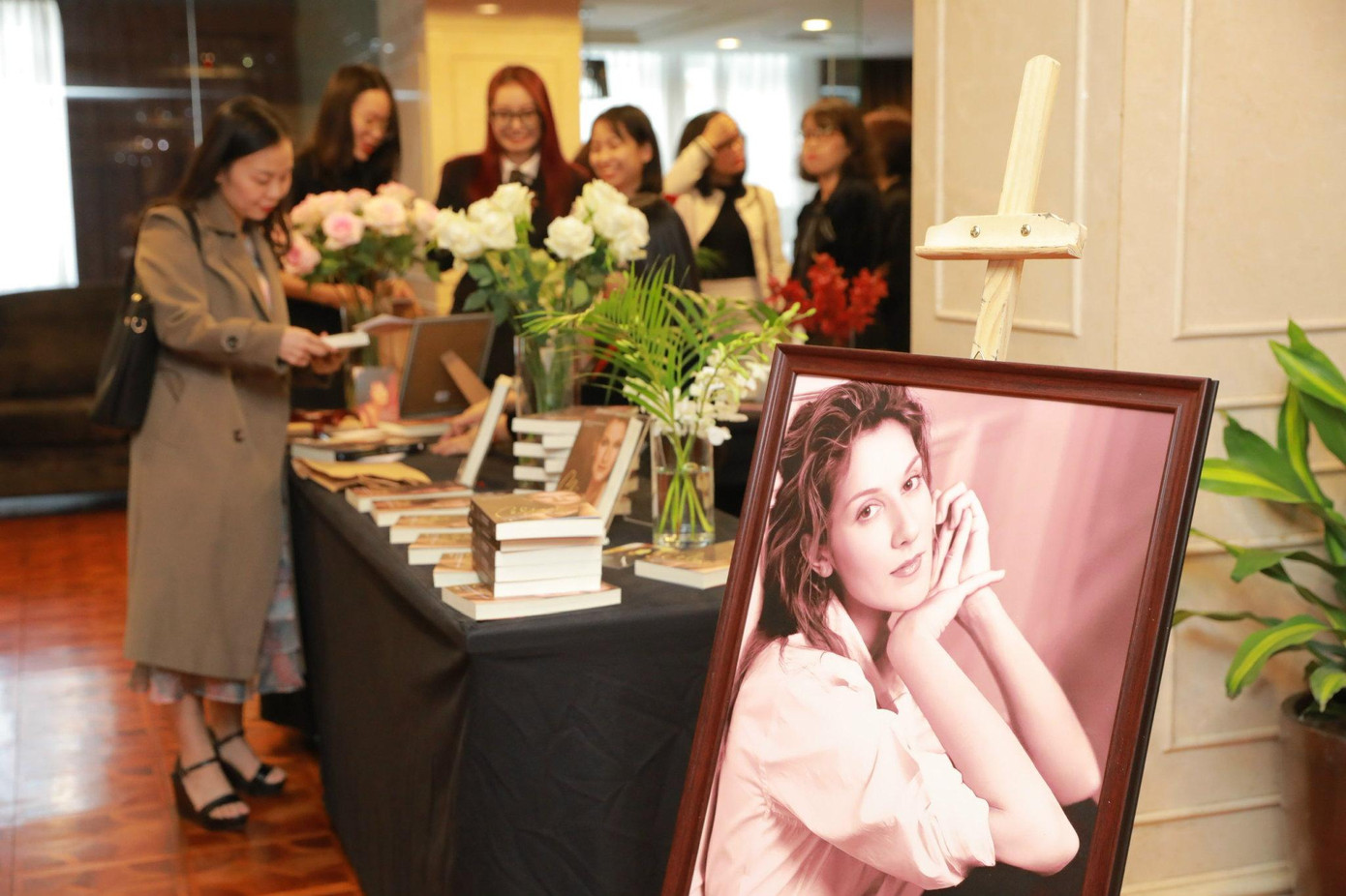 Một không gian nhỏ nơi tổ chức sự kiện ra mắt cuốn sách "Celine Dion: Câu chuyện đời tôi, giấc mơ trong tôi" chiều ngày 2/12/2022.