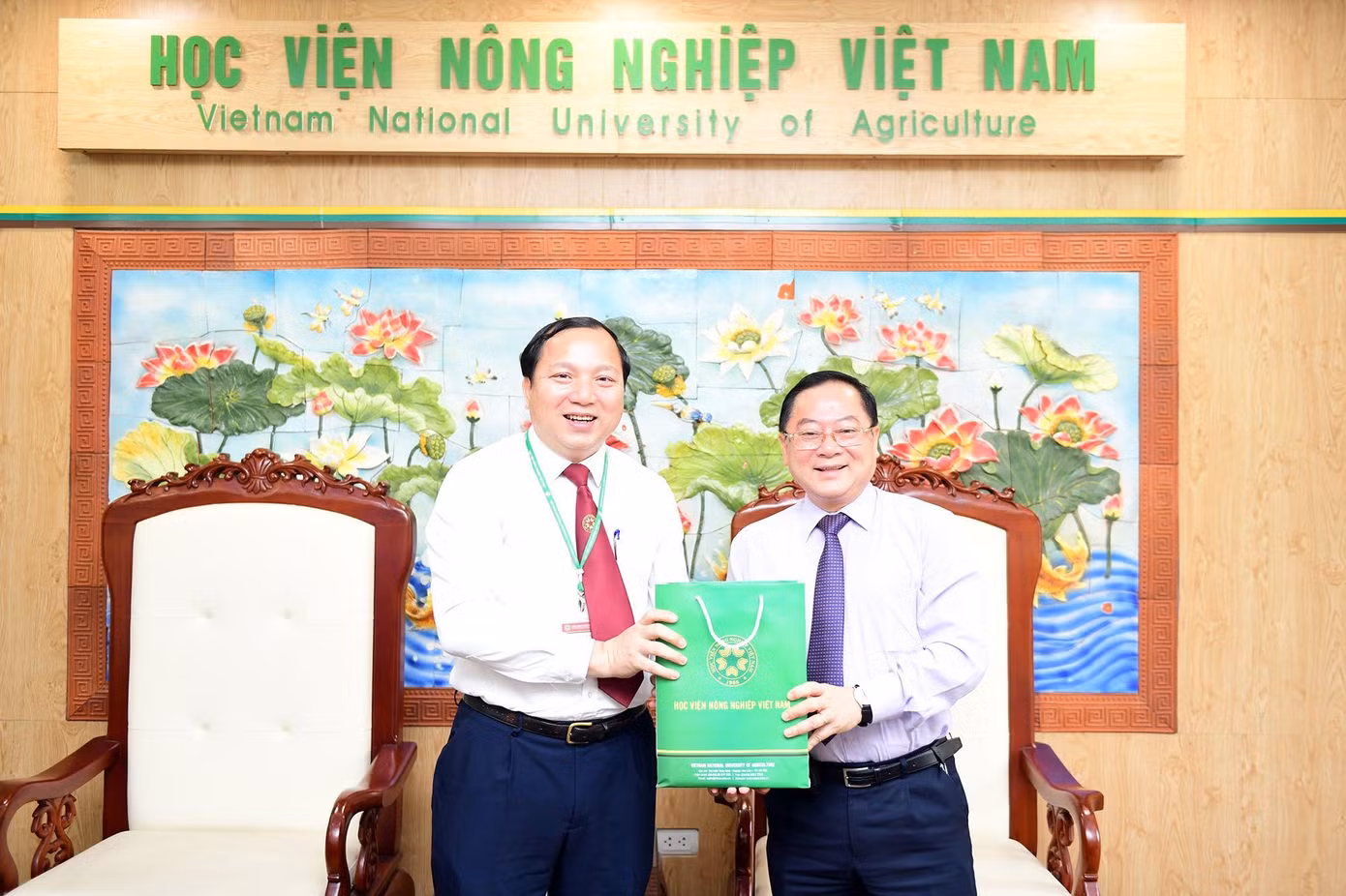 Tiến sĩ Vũ Ngọc Huyên tặng quà lưu niệm nhà báo Lê Xuân Sơn. Ảnh: Dương Triều Tiến sĩ Vũ Ngọc Huyên tặng quà lưu niệm nhà báo Lê Xuân Sơn. Ảnh: Dương Triều