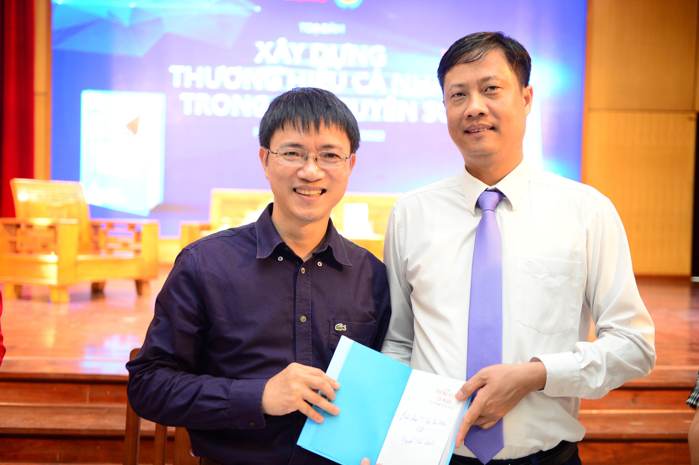 Diễn giả, tác giả, nhà báo Nguyễn Tuấn Anh ký tặng sách tiến sĩ Trần Bá Kiên - Hiệu trưởng Trường Cao đẳng Dược Trung ương Hải Dương.