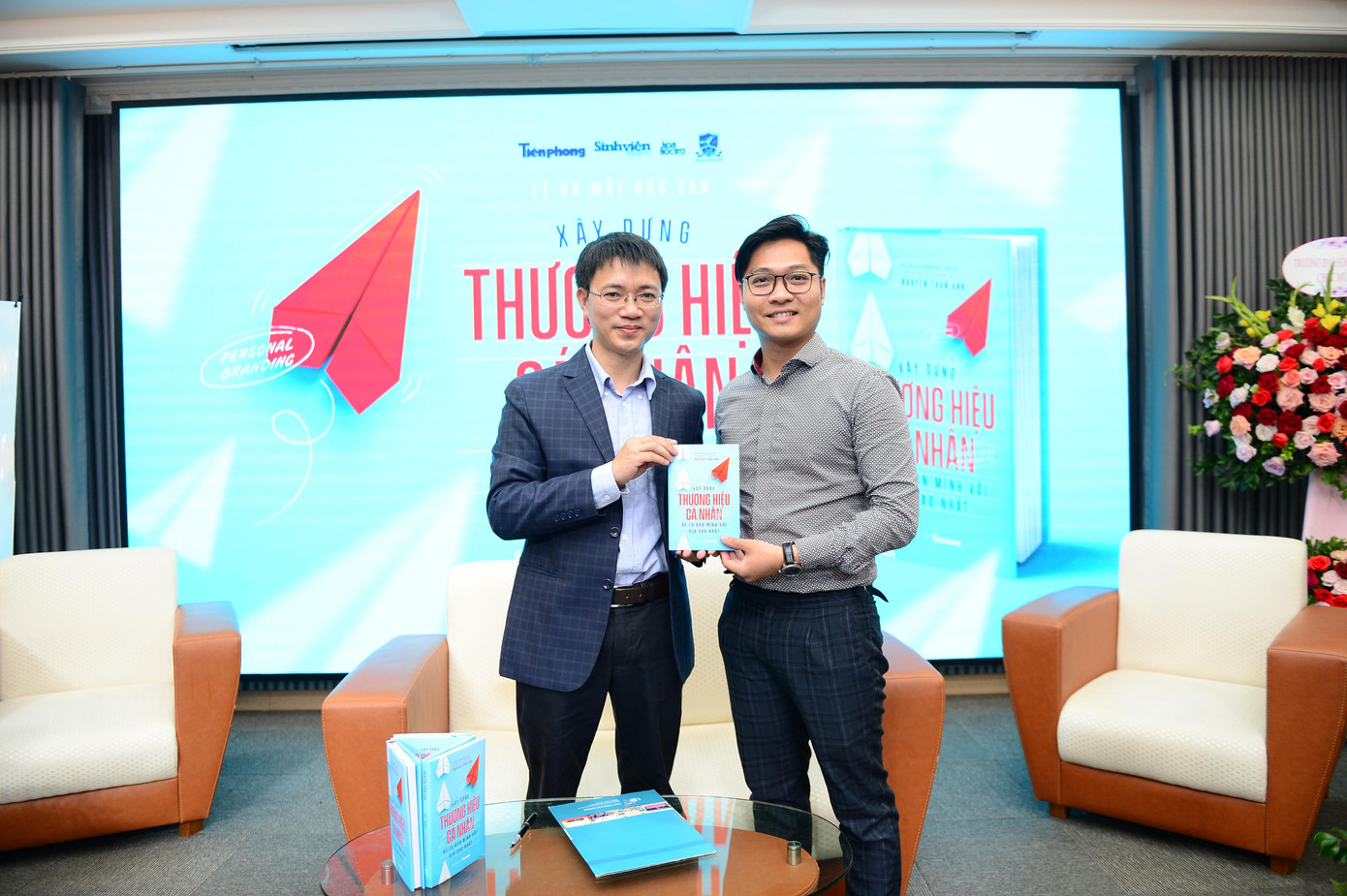 Bí thư Đoàn Học viện Tài chính Tạ Đình Hòa chúc mừng tác giả, nhà báo Nguyễn Tuấn Anh.