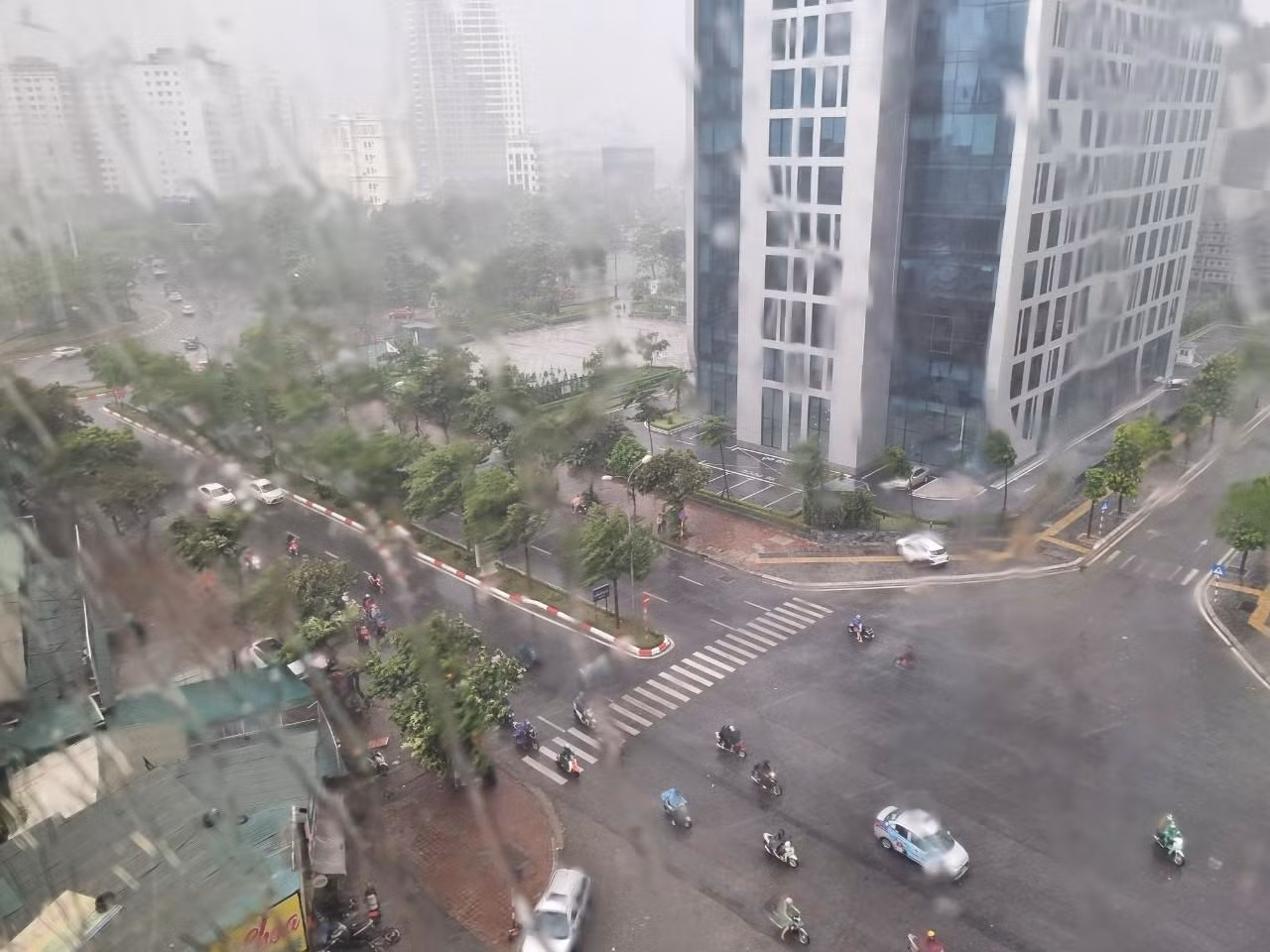 Ảnh chụp từ tòa nhà báo Tiền Phong cơ sở 2, Phạm Văn Bạch.