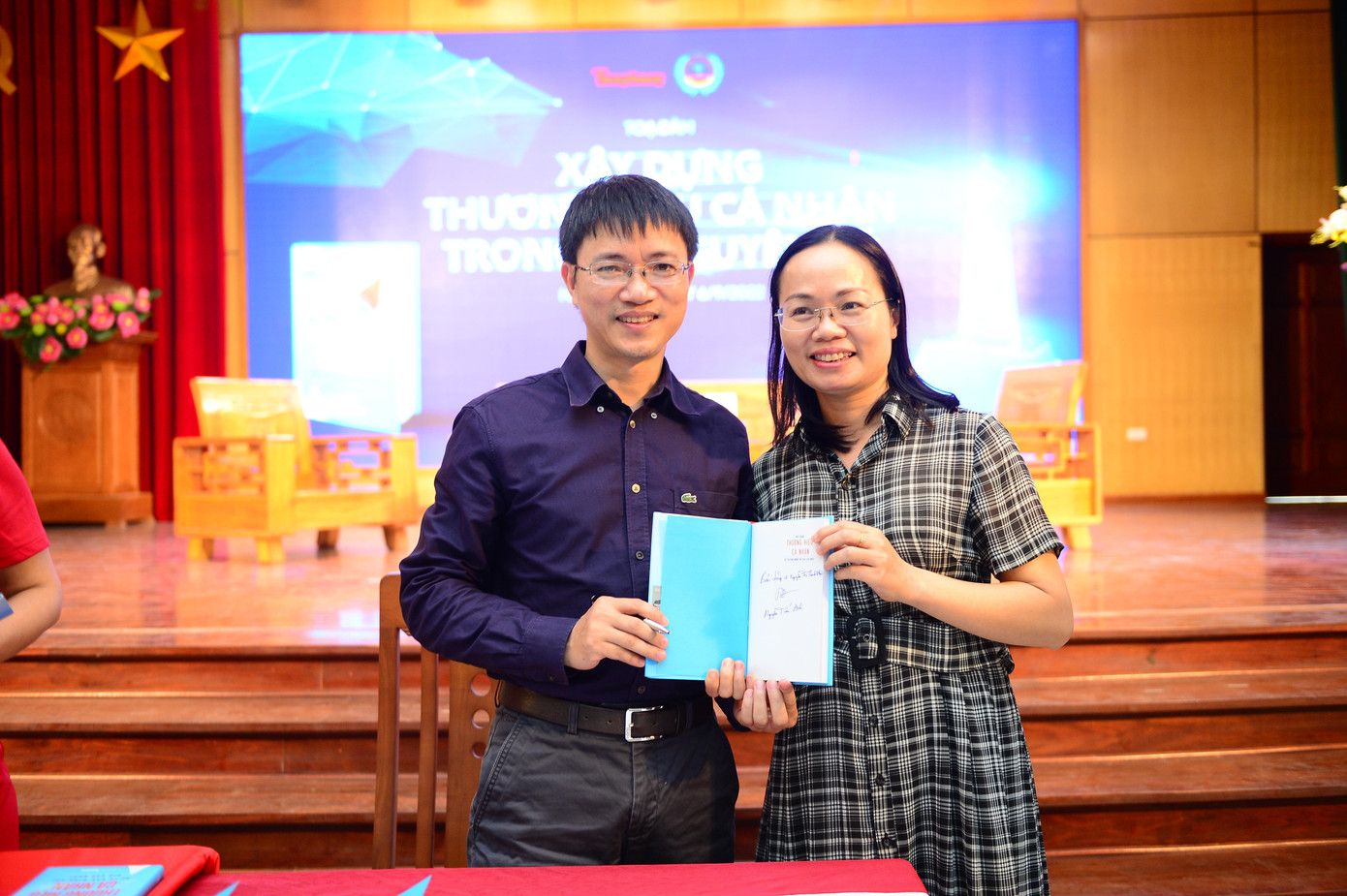 Diễn giả, tác giả, nhà báo Nguyễn Tuấn Anh ký tặng sách thạc sĩ Nguyễn Thị Thanh Nhài - Phó Hiệu trưởng Trường Cao đẳng Dược Trung ương Hải Dương.