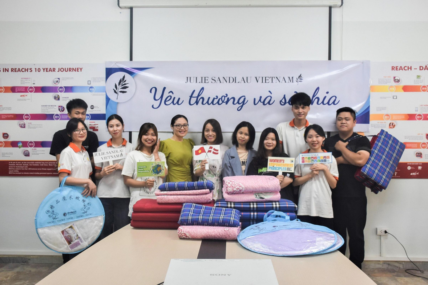 Hảng Thị Lỳ (thứ năm từ phải qua) tham gia một chương trình từ thiện trong thời gian theo học tại REACH. Hảng Thị Lỳ (thứ năm từ phải qua) tham gia một chương trình từ thiện trong thời gian theo học tại REACH.