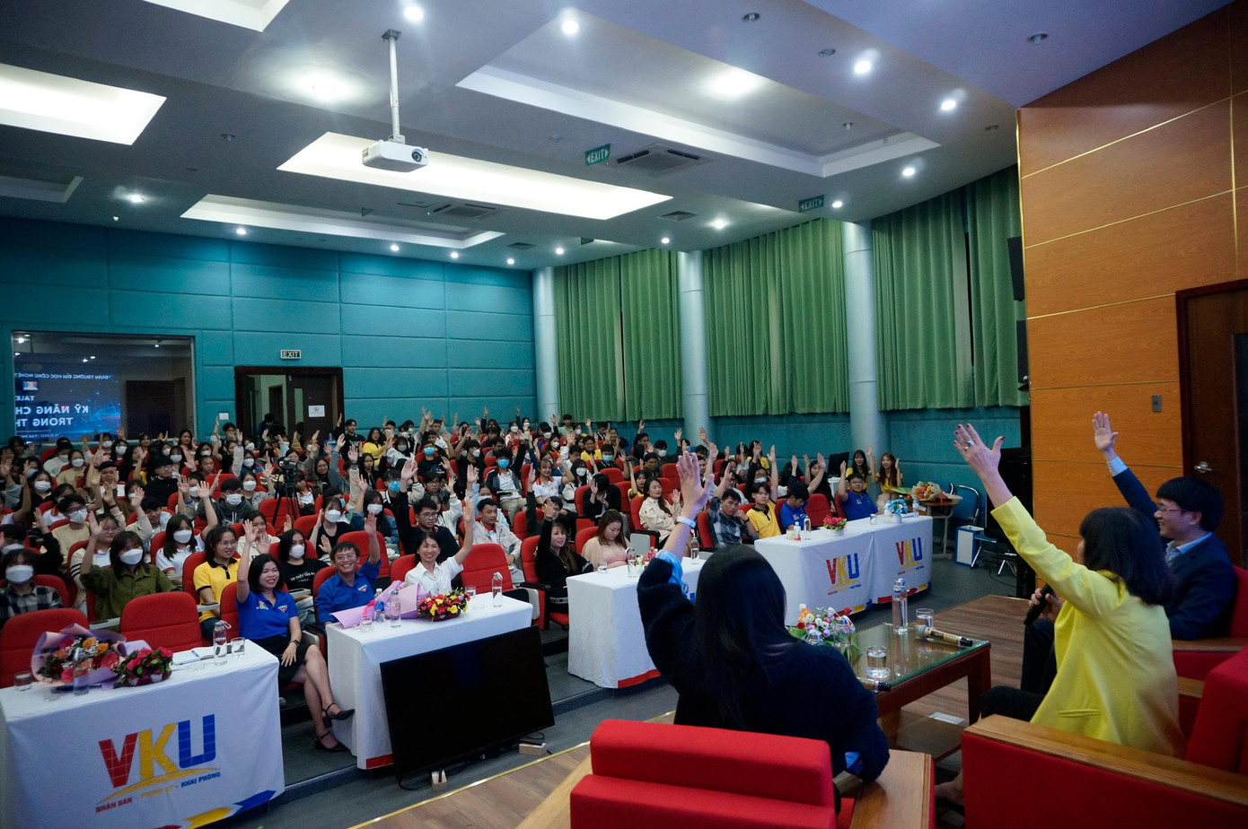 Hơn 300 sinh viên hào hứng tham gia chương trình.