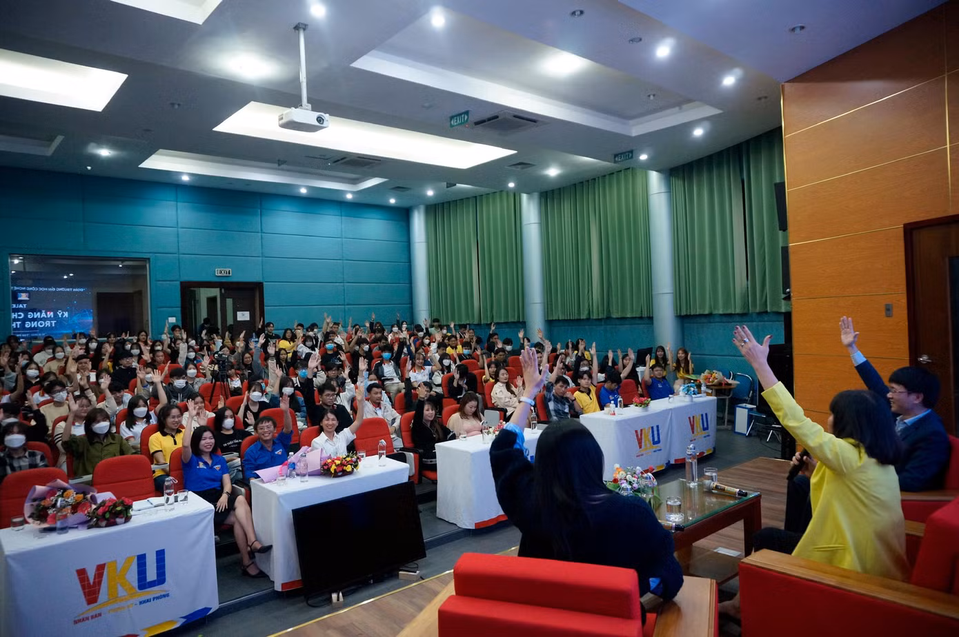 Hơn 300 sinh viên hào hứng tham gia chương trình. Hơn 300 sinh viên hào hứng tham gia chương trình.