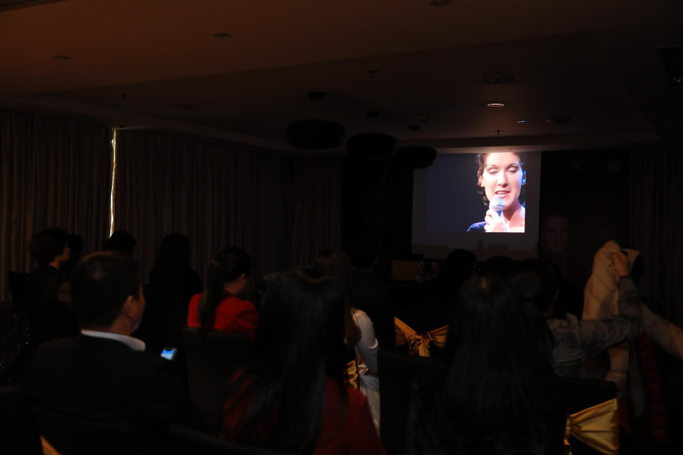 Khán giả cùng xúc động nghe lại những bài hát hay nhất của Celine Dion. Khán giả cùng xúc động nghe lại những bài hát hay nhất của Celine Dion.