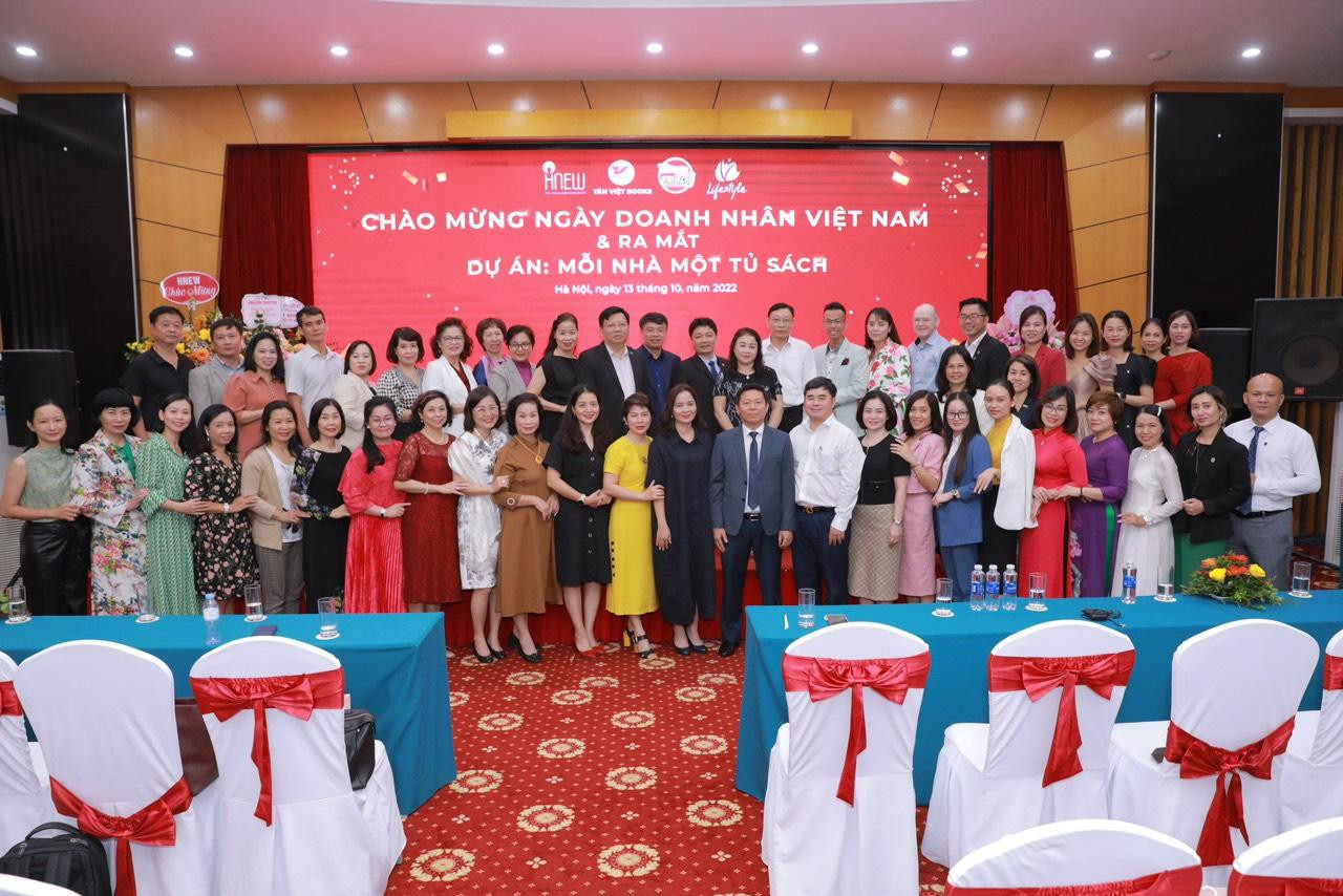 Các đại biểu chụp ảnh cùng đại diện các doanh nhân tham dự chương trình. Ảnh: Tân Việt Books Các đại biểu chụp ảnh cùng đại diện các doanh nhân tham dự chương trình. Ảnh: Tân Việt Books