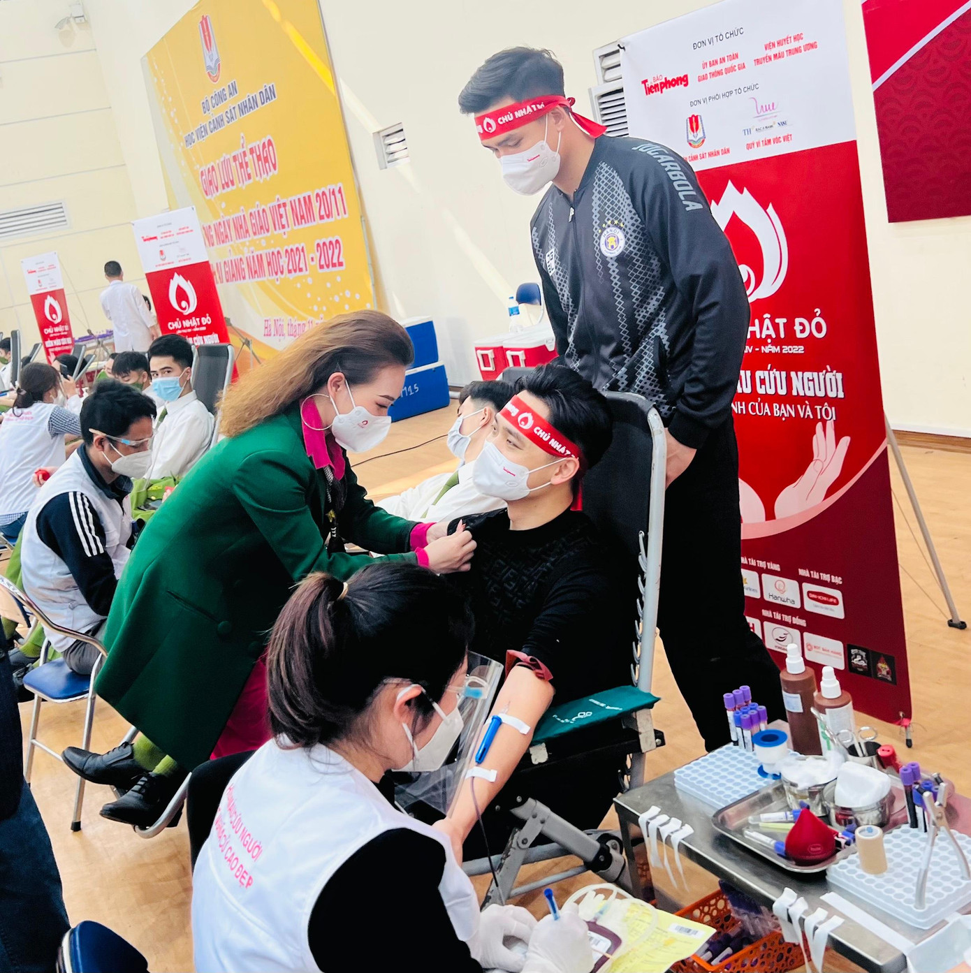 Ca sĩ Quách Mai Thy chụp ảnh cũng nhà báo Lê Xuân Sơn - Tổng Biên tập báo Tiền Phong, Trưởng BTC Chủ nhật Đỏ 2022 và diễn viên Việt Anh bên lề sự kiện.