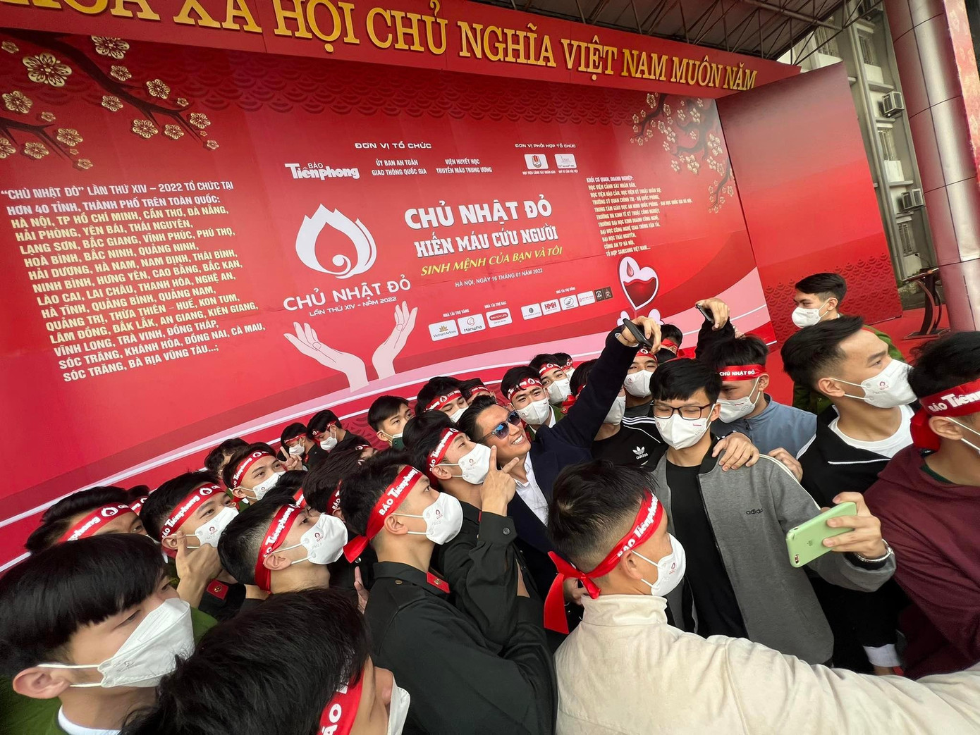 Diễn viên Việt Anh chụp ảnh với các bạn sinh viên. Diễn viên Việt Anh chụp ảnh với các bạn sinh viên.