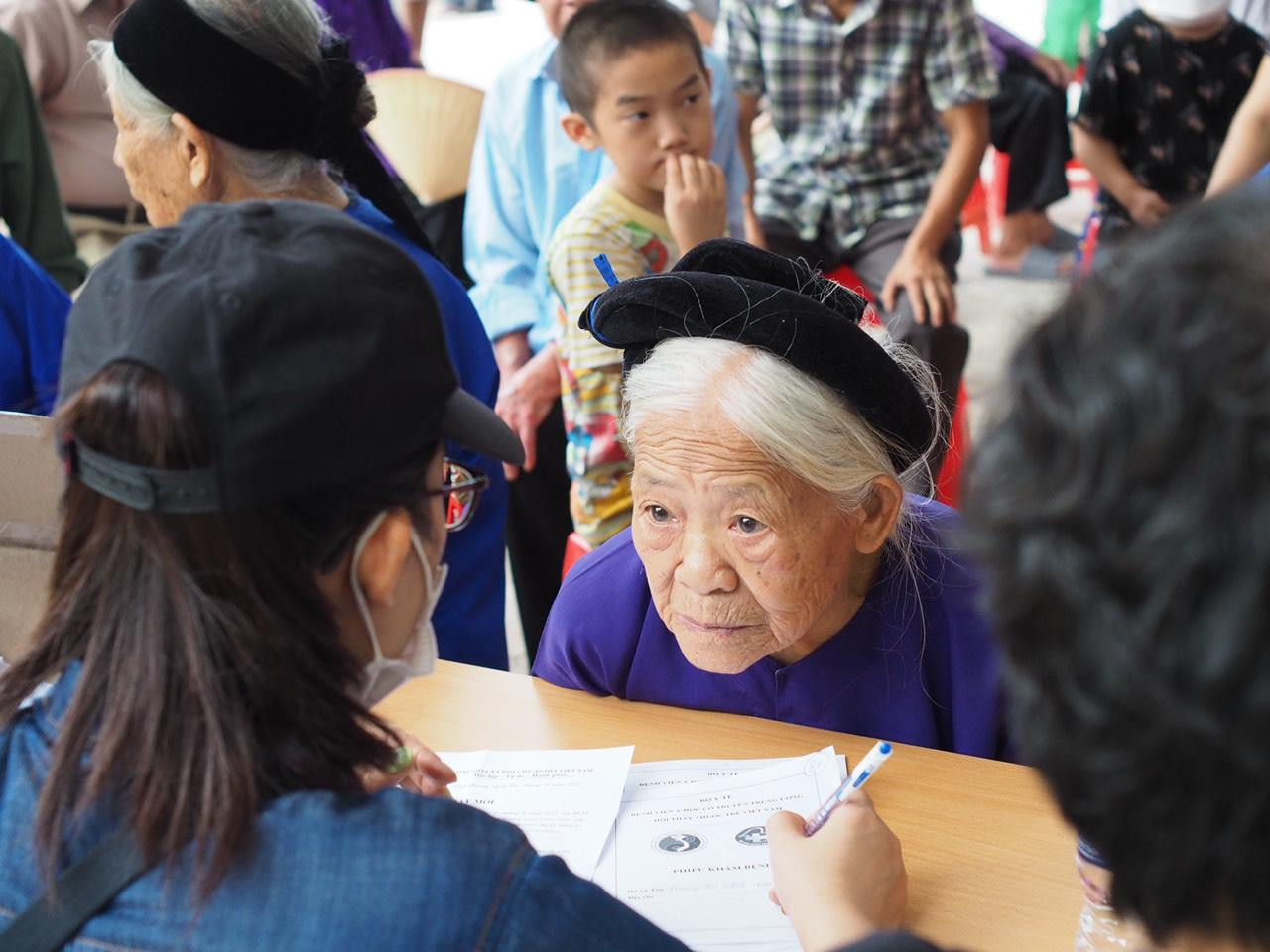 Riêng tôi mang theo mình ánh mắt khắc khoải, lo âu của bà cụ già tôi bắt gặp khi đang chờ khám bệnh, ánh mắt ấy cổ vũ tôi để tiếp tục hành trình của mình tiếp tục đồng hành cùng Quỹ hỗ trợ phát triển thanh niên.