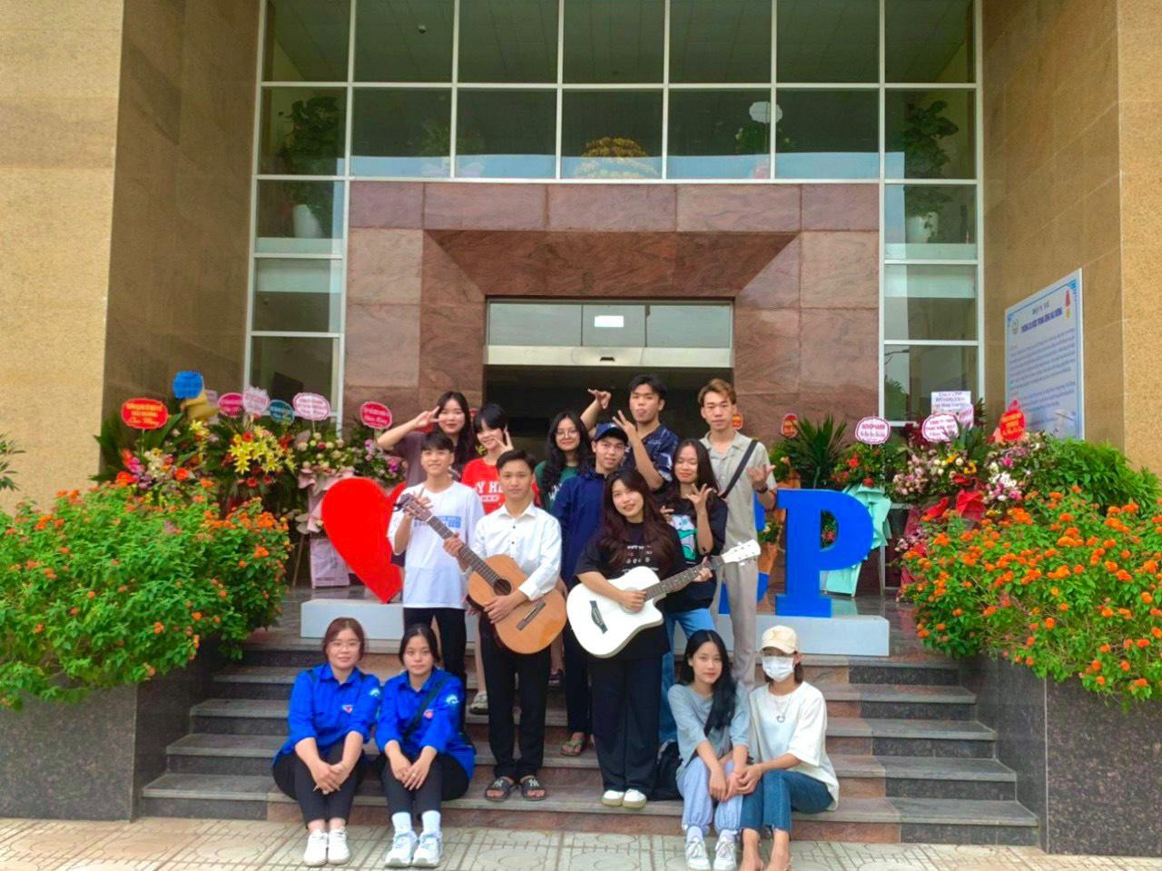 Câu lạc bộ Guitar Trường Cao đẳng Dược Trung ương Hải Dương. Câu lạc bộ Guitar Trường Cao đẳng Dược Trung ương Hải Dương.