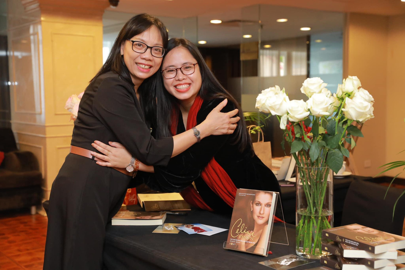 Chị Nguyễn Xuân Hồng – Phó Tổng Giám đốc phụ trách Phát hành Tân Việt Books chia vui cùng chị Nguyễn Thu Trang. Chị Nguyễn Xuân Hồng – Phó Tổng Giám đốc phụ trách Phát hành Tân Việt Books chia vui cùng chị Nguyễn Thu Trang.