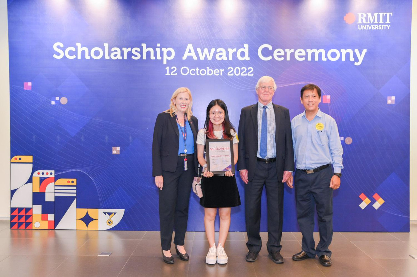 Đặng Hoàng Bảo Trâm nhận học bổng tại buổi lễ diễn ra ở cơ sở Nam Sài Gòn, RMIT Việt Nam, và mừng thành tựu của mình cùng với ba của bạn.