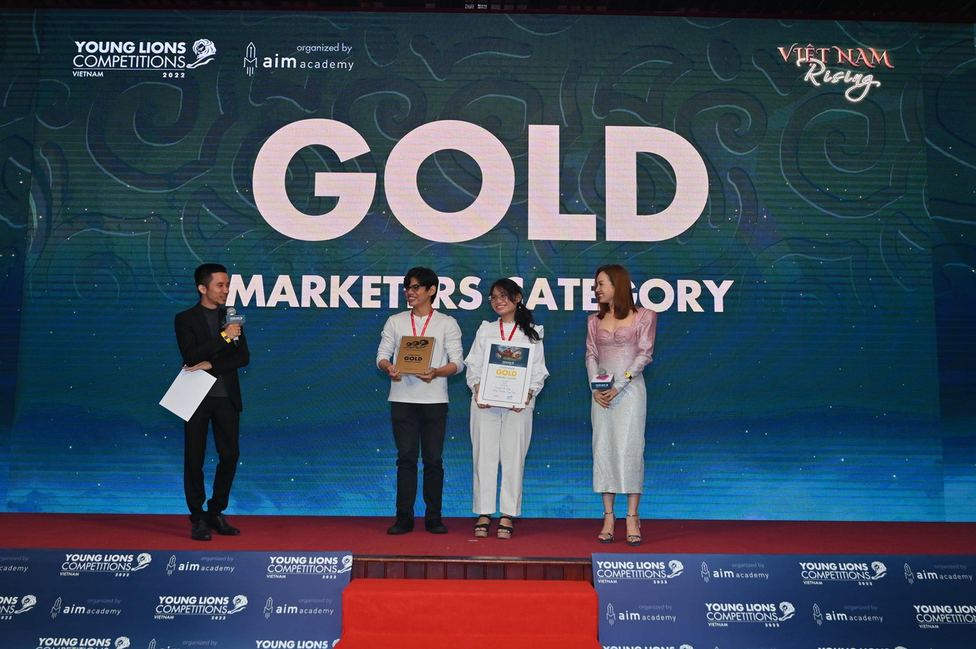 Sinh viên Khoa Truyền thông và Thiết kế Nguyễn Lê Duy và Đặng Nguyễn Song Ngọc thắng giải Vàng, hạng mục Marketers. Nguồn: Vietnam Young Lions.