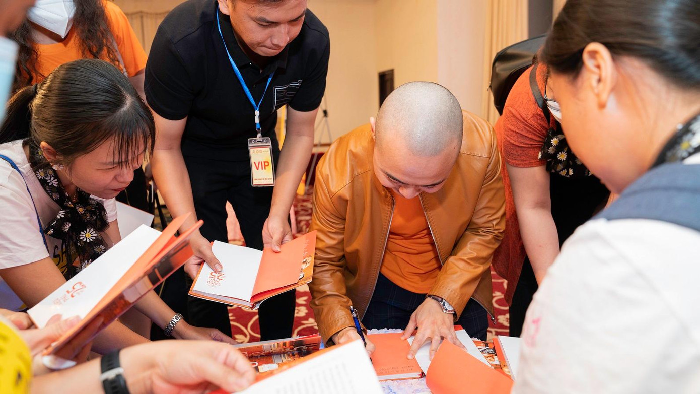 Tác giả Võ Tuấn Anh ký tặng bạn đọc. Tác giả Võ Tuấn Anh ký tặng bạn đọc.