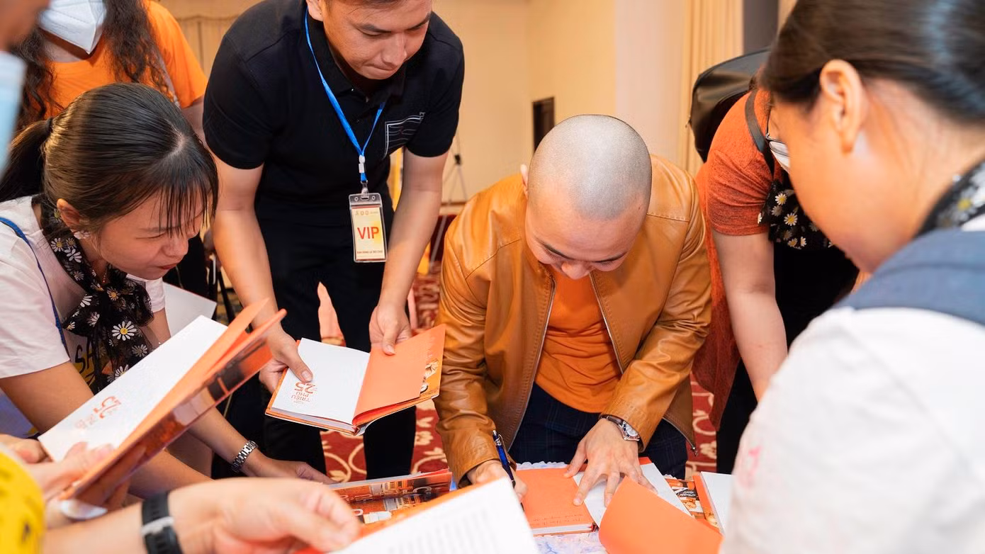 Tác giả Võ Tuấn Anh ký tặng bạn đọc. Tác giả Võ Tuấn Anh ký tặng bạn đọc.