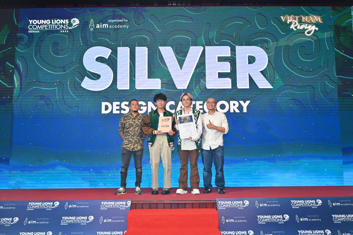 Sinh viên Khoa Truyền thông và Thiết kế Nguyễn Phan Khải Hoàn và Mai Trung Kiên thắng giải Bạc, hạng mục Design. Nguồn: Vietnam Young Lions.