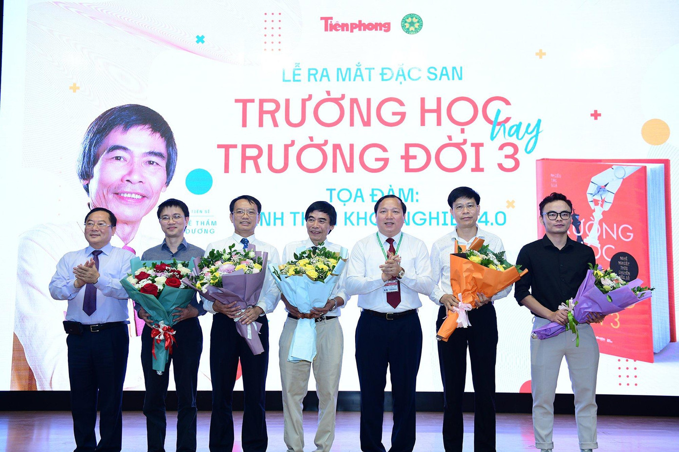 Đại diện các đồng tác giả nhận hoa chúc mừng từ nhà báo Lê Xuân Sơn và TS Vũ Ngọc Huyên. Đại diện các đồng tác giả nhận hoa chúc mừng từ nhà báo Lê Xuân Sơn và TS Vũ Ngọc Huyên.