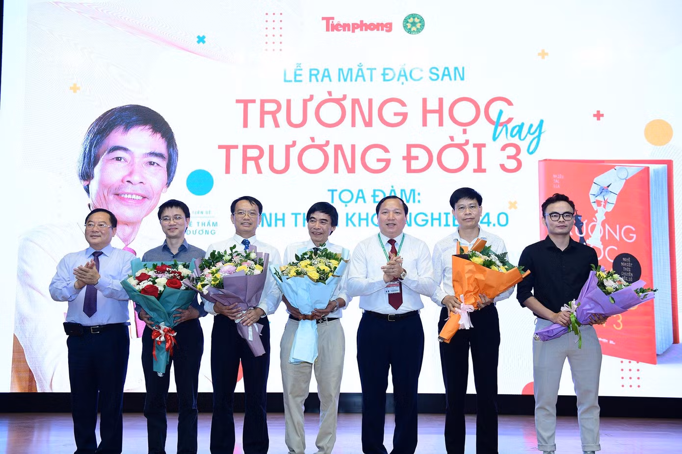 Đại diện các đồng tác giả nhận hoa chúc mừng từ nhà báo Lê Xuân Sơn và TS Vũ Ngọc Huyên.