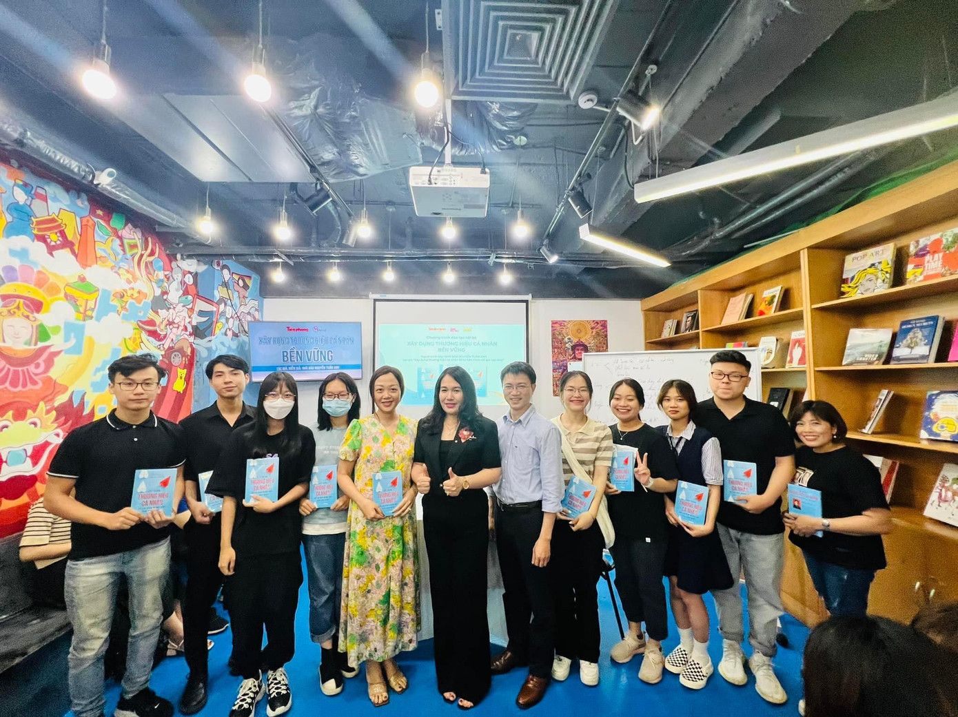 Các học viên tham gia buổi học được chia thành các nhóm để làm bài tập và đều được Chủ tịch GBM Nguyễn Mến tặng sách "Xây dựng thương hiệu cá nhân để tự bán mình với giá cao nhất".