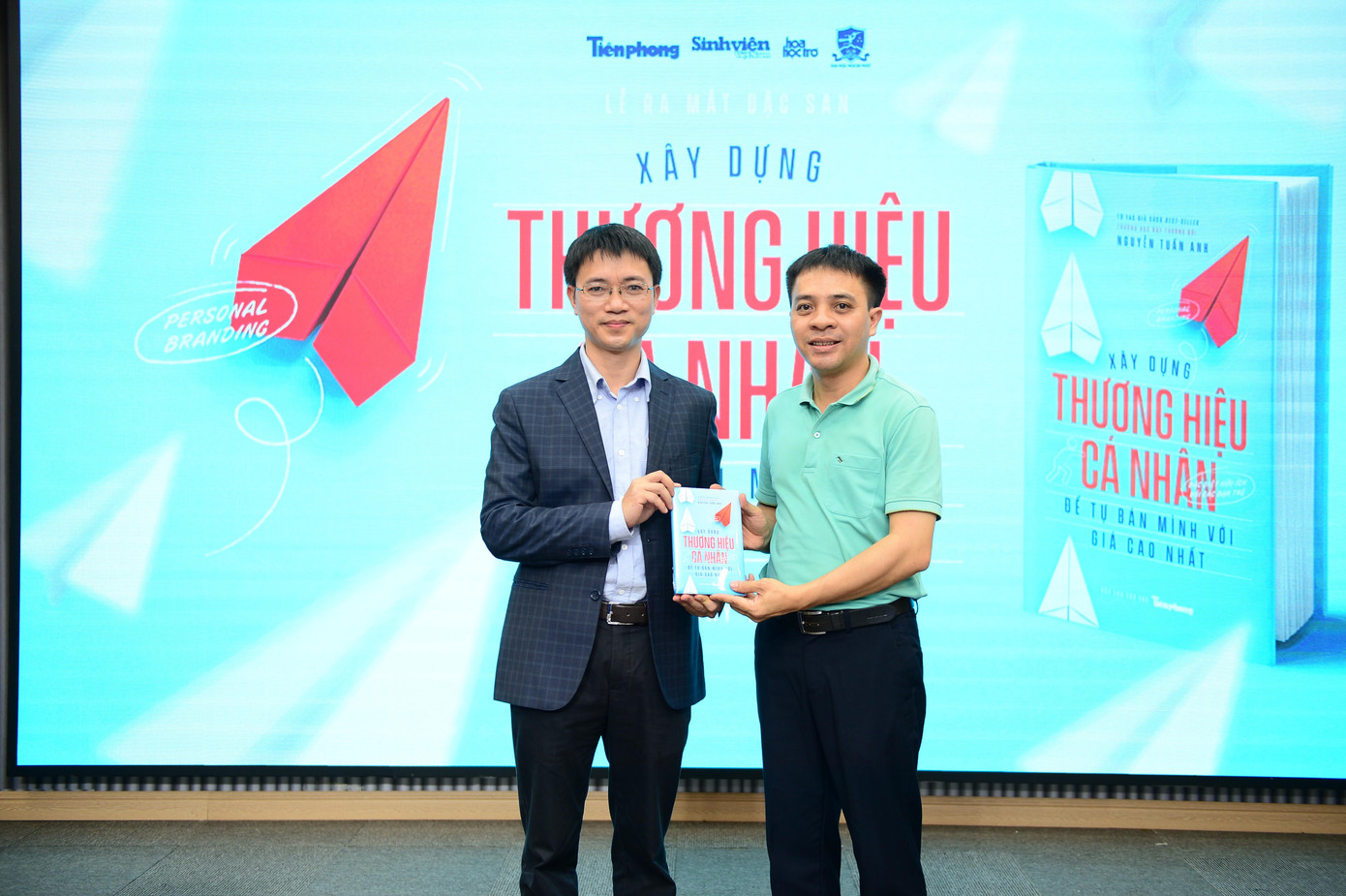 Chủ tịch Hội Sinh viên Việt Nam - Đại học Thái Nguyên Nguyễn Quang Đông chúc mừng tác giả, nhà báo Nguyễn Tuấn Anh.