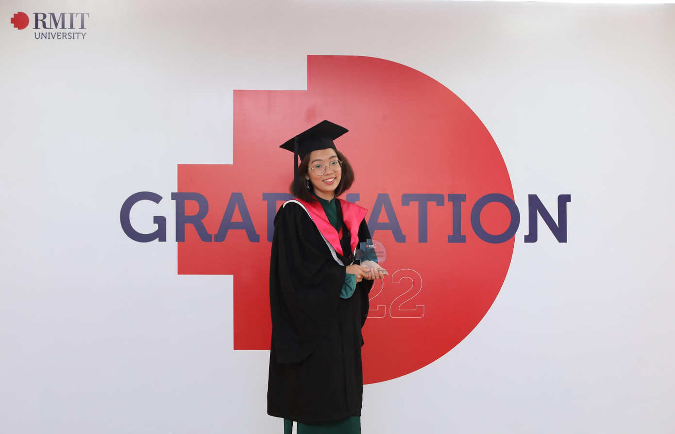 Tân khoa ngành Ngôn ngữ Nguyễn Thanh Thảo đại diện cho cơ sở Nam Sài Gòn, Đại học RMIT nhận giải Sinh viên xuất sắc năm 2022.