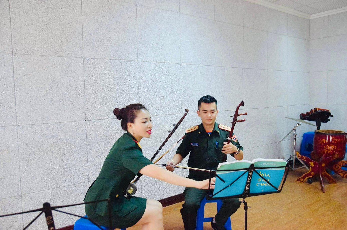 Thin Nạ Kon Nhăng Kẹo trong giờ học chuyên ngành chính Đàn Nhị cùng giảng viên Trường Đại học Văn hoá Nghệ thuật Quân đội.