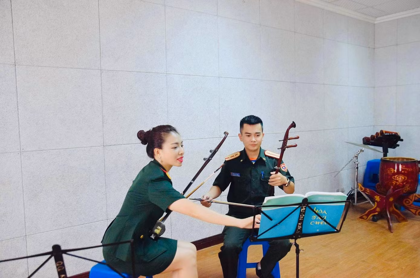 Thin Nạ Kon Nhăng Kẹo trong giờ học chuyên ngành chính Đàn Nhị cùng giảng viên Trường Đại học Văn hoá Nghệ thuật Quân đội.