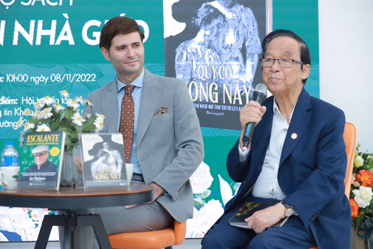 Diễn viên Charlie Winston và GS.TS.NGND Nguyễn Lân Dũng.