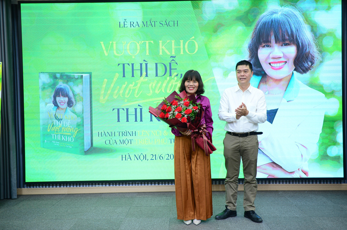 Tác giả Lê Hoa Chi nhận hoa chúc mừng từ Giám đốc kiêm Tổng Biên tập Nhà xuất bản Thanh Niên Lê Thanh Hà. Tác giả Lê Hoa Chi nhận hoa chúc mừng từ Giám đốc kiêm Tổng Biên tập Nhà xuất bản Thanh Niên Lê Thanh Hà.