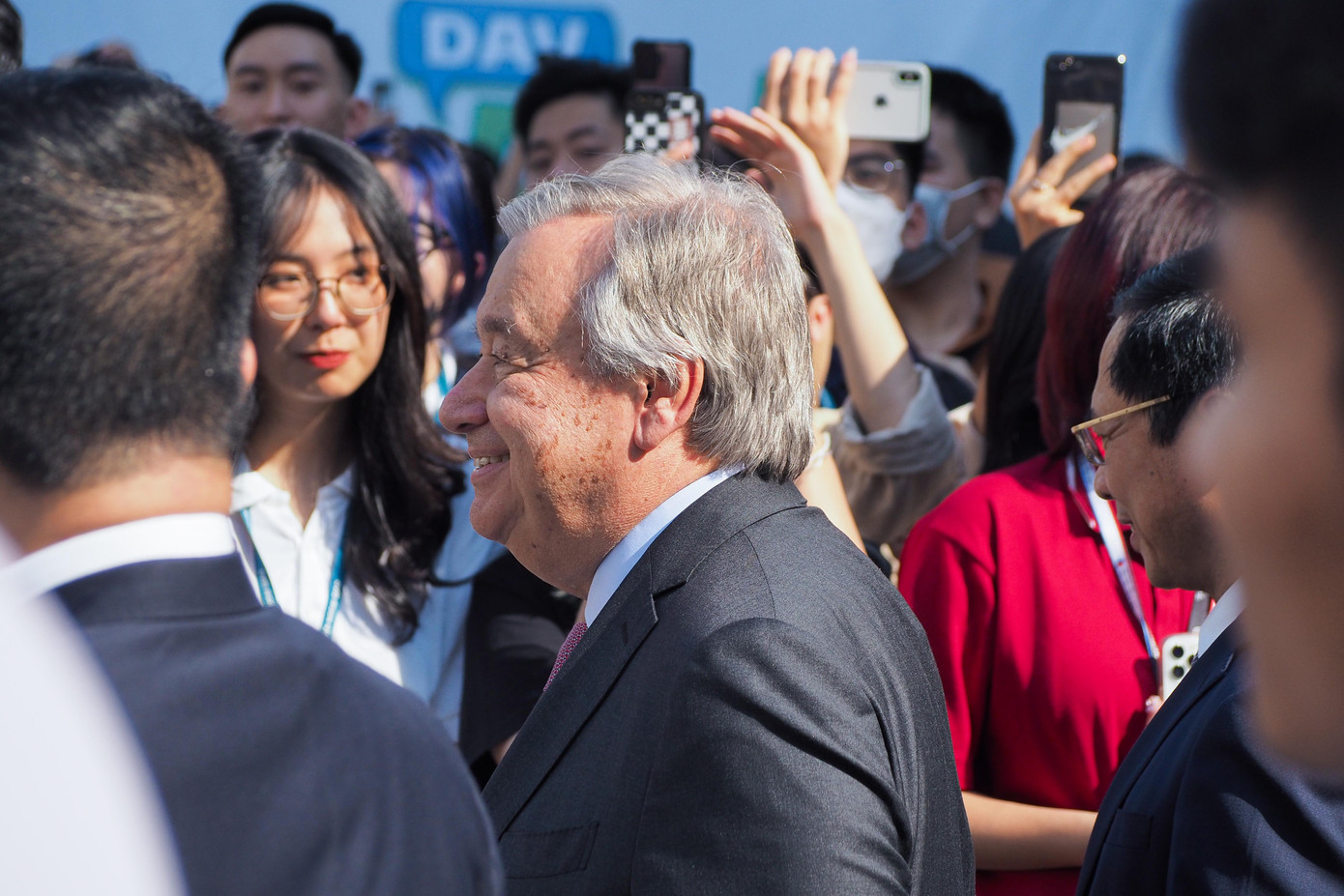 Tổng Thư ký Liên Hợp Quốc António Guterres tươi cười đáp lại sự chào đón nồng nhiệt của sinh viên Học viện Ngoại giao.