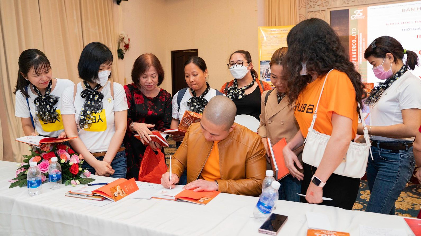 Tác giả Bùi Xuân Hiếu ký tặng bạn đọc. Tác giả Bùi Xuân Hiếu ký tặng bạn đọc.