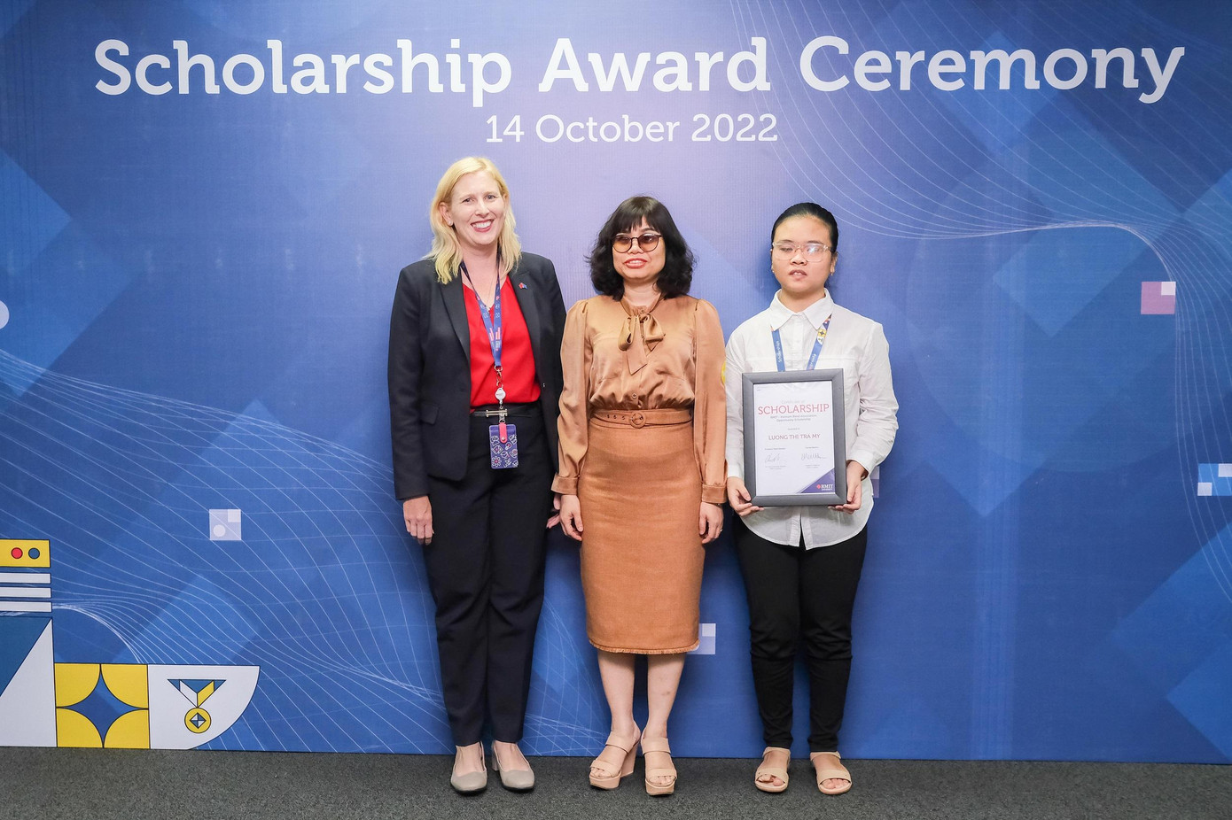 Sinh viên nhận Học bổng Chắp cánh ước mơ Đại học RMIT Việt Nam, Lương Thị Trà My (bên phải) nhận học bổng tại buổi lễ diễn ra tại cơ sở Hà Nội của trường.