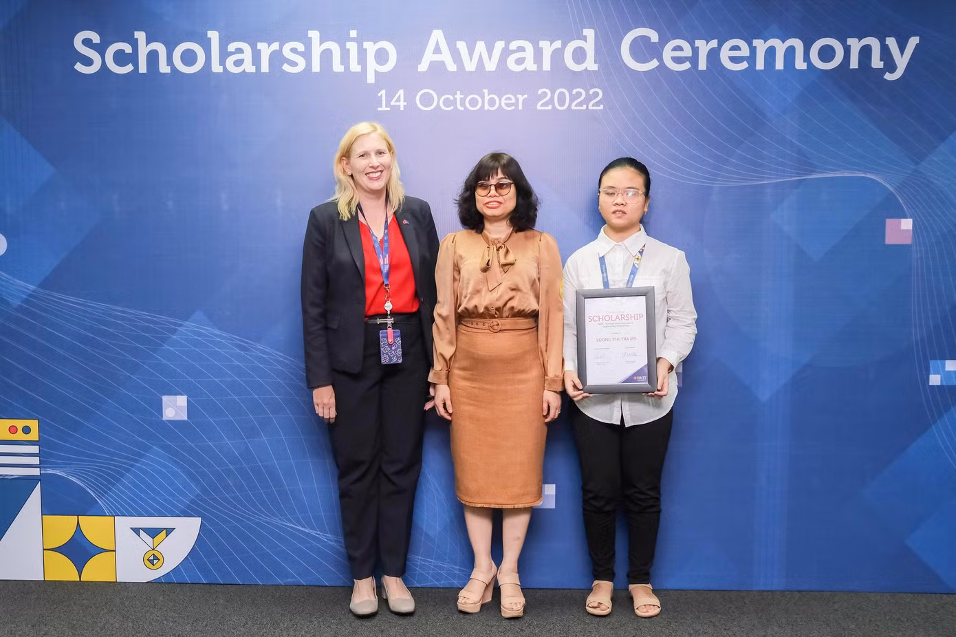 Sinh viên nhận Học bổng Chắp cánh ước mơ Đại học RMIT Việt Nam, Lương Thị Trà My (bên phải) nhận học bổng tại buổi lễ diễn ra tại cơ sở Hà Nội của trường.