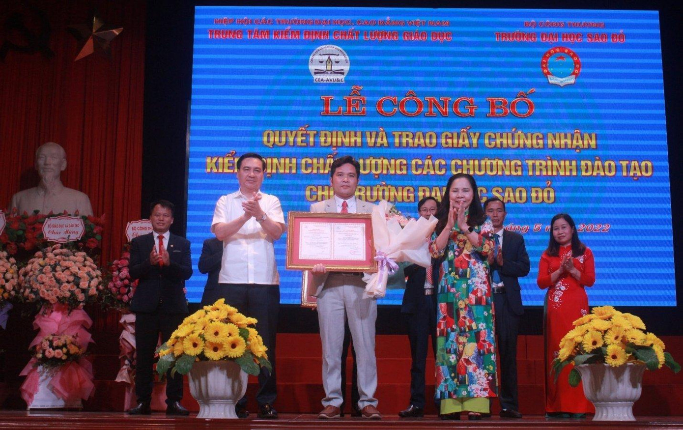 Ông Phạm Như Nghệ - Phó Vụ trưởng vụ Giáo dục Đại học và PGS.TS Nguyễn Phương Nga-Giám đốc Trung tâm kiểm định chất lượng giáo dục trao giấy chứng nhận kiểm định chất lượng ngành Kỹ thuật điều khiển và tự động hóa. Ông Phạm Như Nghệ - Phó Vụ trưởng vụ Giáo dục Đại học và PGS.TS Nguyễn Phương Nga-Giám đốc Trung tâm kiểm định chất lượng giáo dục trao giấy chứng nhận kiểm định chất lượng ngành Kỹ thuật điều khiển và tự động hóa.