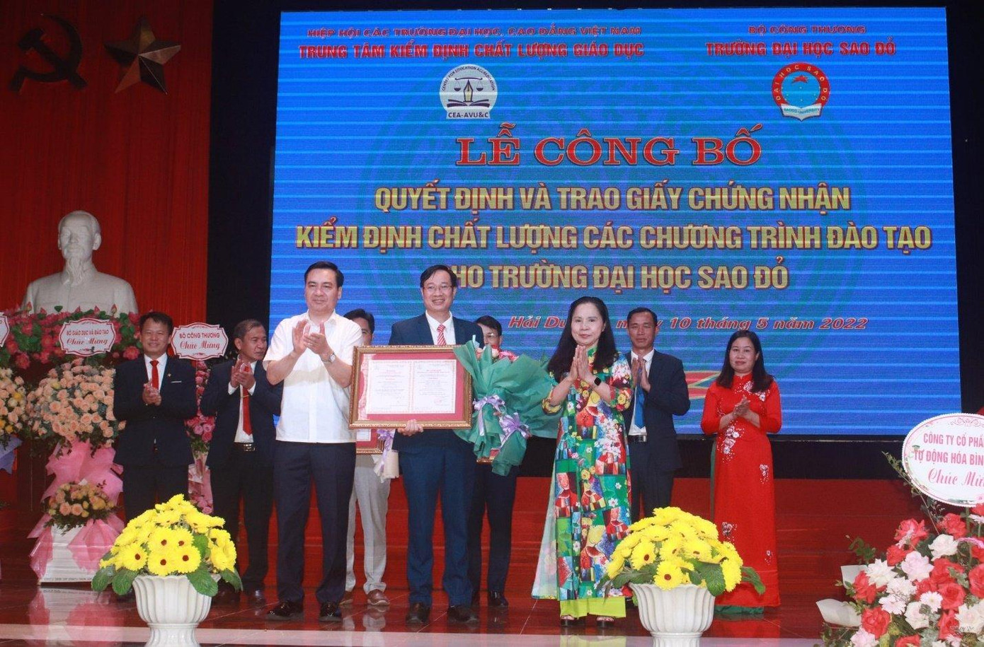 Ông Phạm Như Nghệ - Phó Vụ trưởng vụ Giáo dục Đại học và PGS.TS Nguyễn Phương Nga - Giám đốc Trung tâm kiểm định chất lượng giáo dục trao giấy chứng nhận kiểm định chất lượng ngành Công nghệ thông tin. Ông Phạm Như Nghệ - Phó Vụ trưởng vụ Giáo dục Đại học và PGS.TS Nguyễn Phương Nga - Giám đốc Trung tâm kiểm định chất lượng giáo dục trao giấy chứng nhận kiểm định chất lượng ngành Công nghệ thông tin.