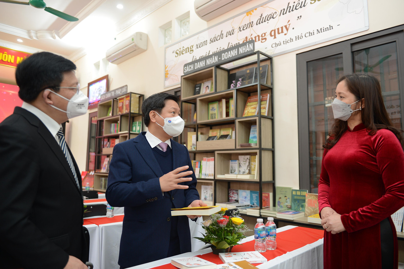 Ông Trần Thanh Lâm – Phó trưởng ban Tuyên giáo Trung ương – trao đổi với bà Nguyễn Kim Thoa – Tổng Giám đốc Công ty CP Văn hoá và Giáo dục Tân Việt – tại lễ khánh thành Nhà văn hoá & Không gian Văn hoá đọc Cộng đồng thôn Như Lân. Ảnh: Dương Triều. Ông Trần Thanh Lâm – Phó trưởng ban Tuyên giáo Trung ương – trao đổi với bà Nguyễn Kim Thoa – Tổng Giám đốc Công ty CP Văn hoá và Giáo dục Tân Việt – tại lễ khánh thành Nhà văn hoá & Không gian Văn hoá đọc Cộng đồng thôn Như Lân. Ảnh: Dương Triều.