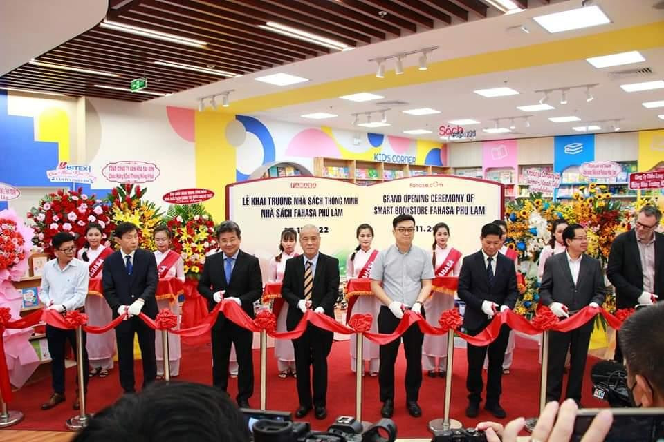 Cắt băng khai trương Nhà sách thông minh - Nhà sách Fahasa Phú Lâm.