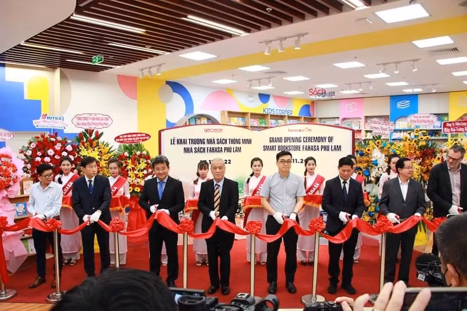 Cắt băng khai trương Nhà sách thông minh - Nhà sách Fahasa Phú Lâm.