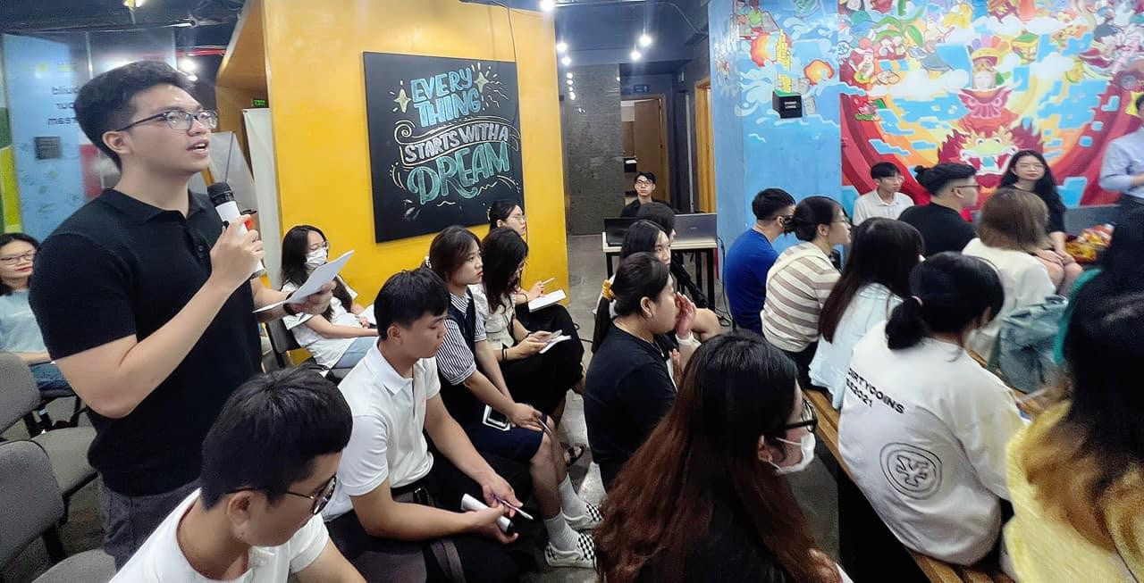 MC song ngữ Xuân Hiếu - Sinh viên trường Đại học Ngoại thương Hà Nội - trả lời câu hỏi của diễn giả Nguyễn Mến.