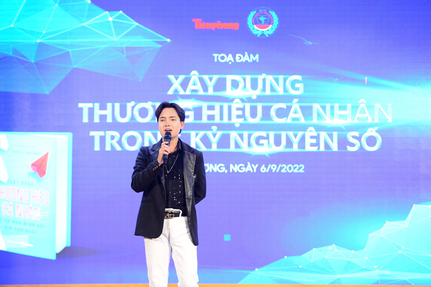 Ca sĩ Tuấn Phương - Á quân X- Factor 2016 là khách mời của chương trình.