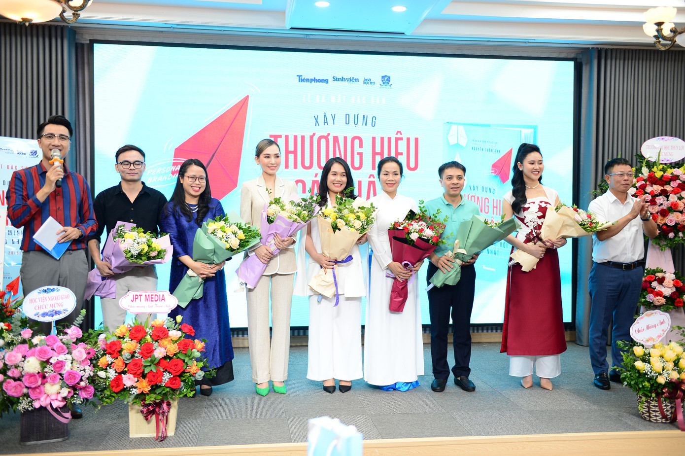 Chủ tịch Tập đoàn GBM Nguyễn Mến (thứ 5 từ trái qua) nhận hoa cảm ơn từ Phó Tổng Biên tập báo Tiền Phong Phùng Công Sưởng.