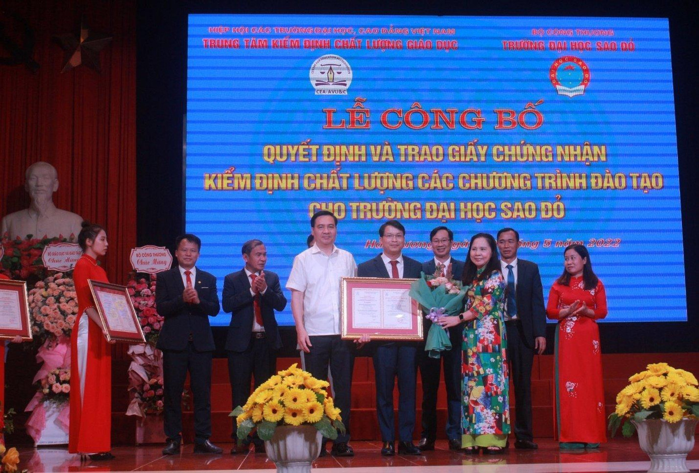 Ông Phạm Như Nghệ - Phó Vụ trưởng vụ Giáo dục Đại học và PGS.TS Nguyễn Phương Nga - Giám đốc Trung tâm kiểm định chất lượng giáo dục trao giấy chứng nhận kiểm định chất lượng ngành Quản trị kinh doanh. Ông Phạm Như Nghệ - Phó Vụ trưởng vụ Giáo dục Đại học và PGS.TS Nguyễn Phương Nga - Giám đốc Trung tâm kiểm định chất lượng giáo dục trao giấy chứng nhận kiểm định chất lượng ngành Quản trị kinh doanh.