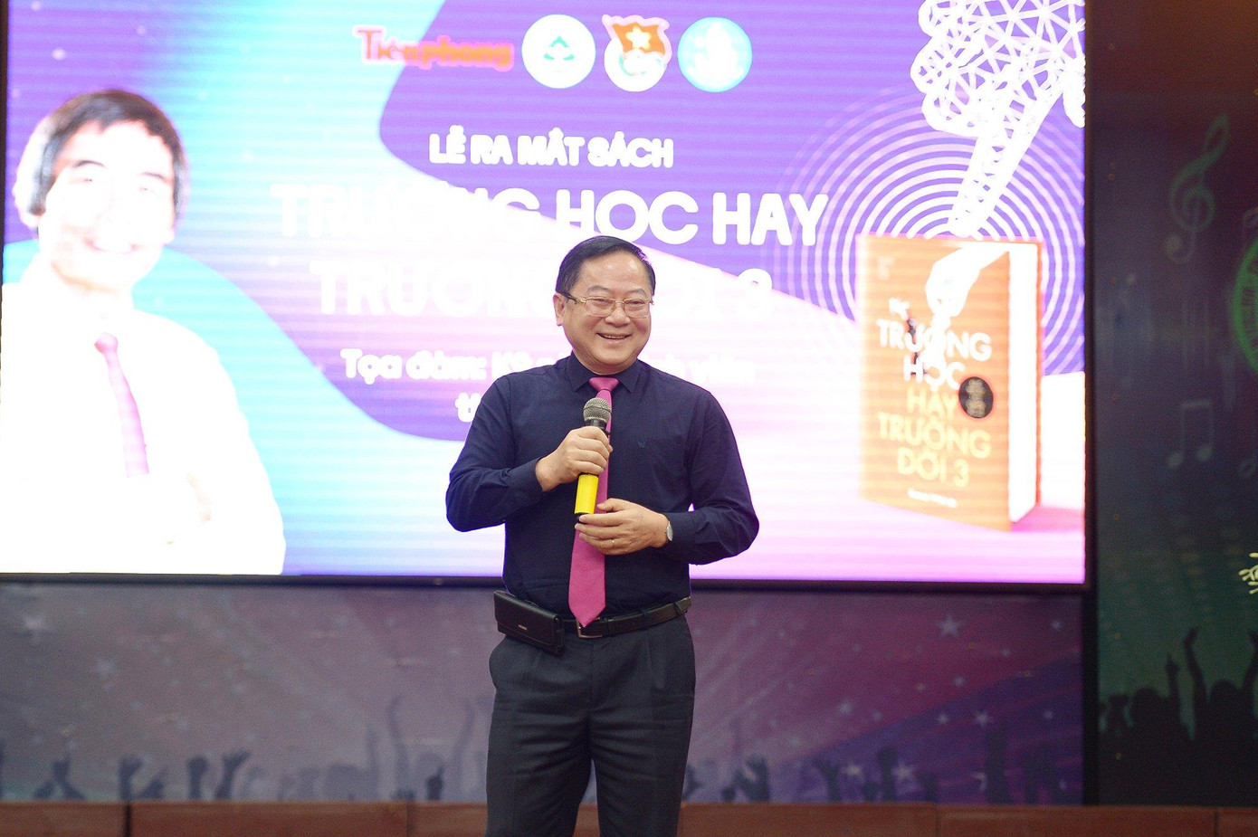 Nhà báo Lê Xuân Sơn - Tổng Biên tập báo Tiền Phong phát biểu khai mạc chương trình.