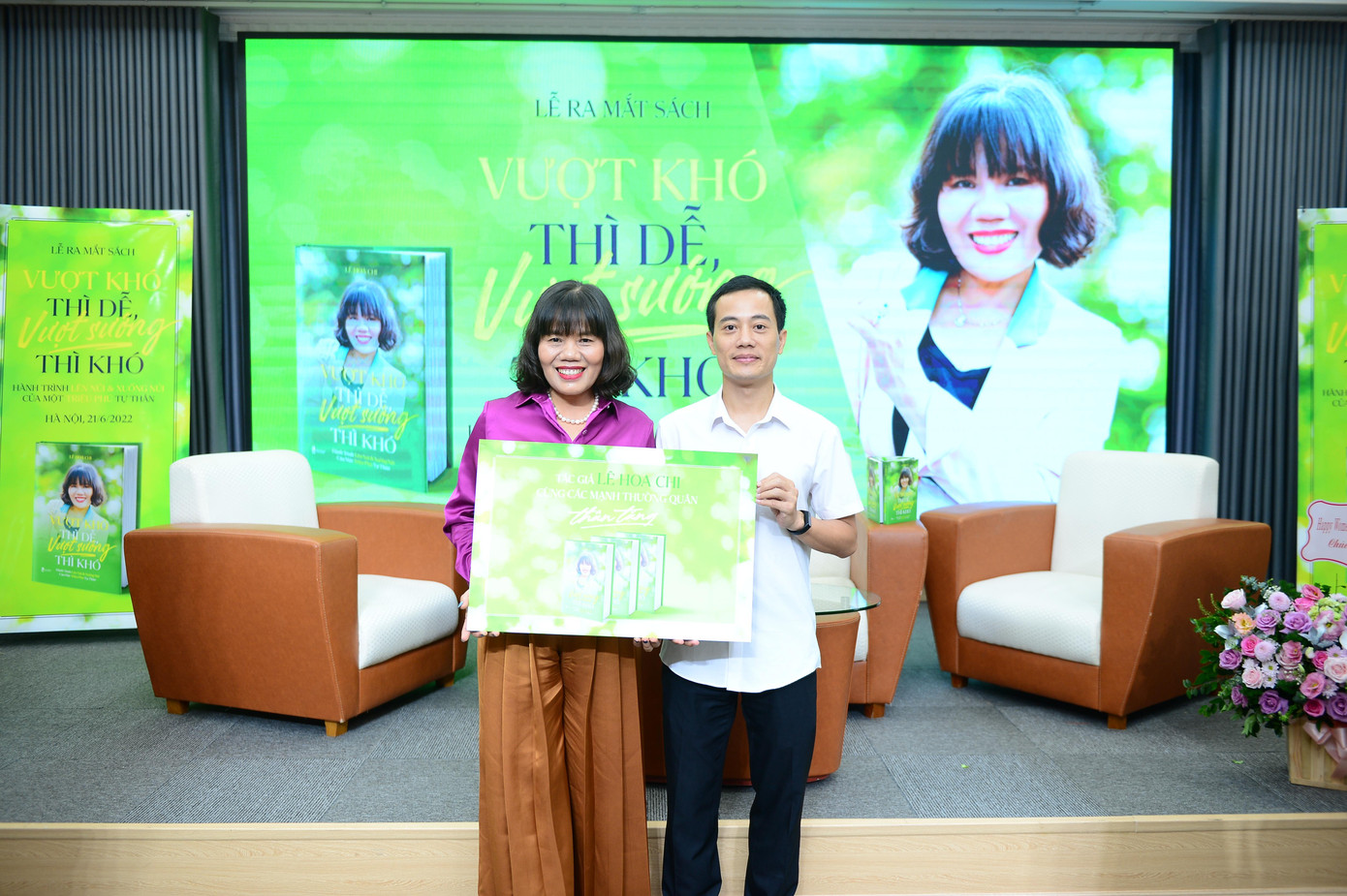 Tác giả Lê Hoa Chi tặng sách cho Trưởng Phòng Công tác Sinh viên Trường Đại học Ngoại ngữ - Đại học Quốc gia Hà Nội Vũ Văn Hải. Tác giả Lê Hoa Chi tặng sách cho Trưởng Phòng Công tác Sinh viên Trường Đại học Ngoại ngữ - Đại học Quốc gia Hà Nội Vũ Văn Hải.