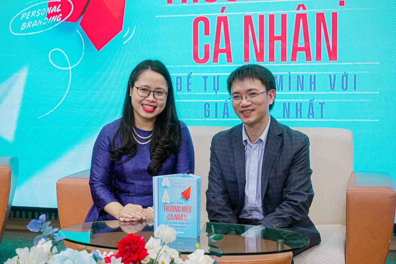 Chị Nguyễn Thu Trang – Phó Tổng Giám đốc phụ trách Bản quyền Xuất bản Tân Việt Books và tác giả, nhà báo Nguyễn Tuấn Anh tại lễ ra mắt đặc san Xây dựng thương hiệu cá nhân để tự bán mình với giá cao nhất.