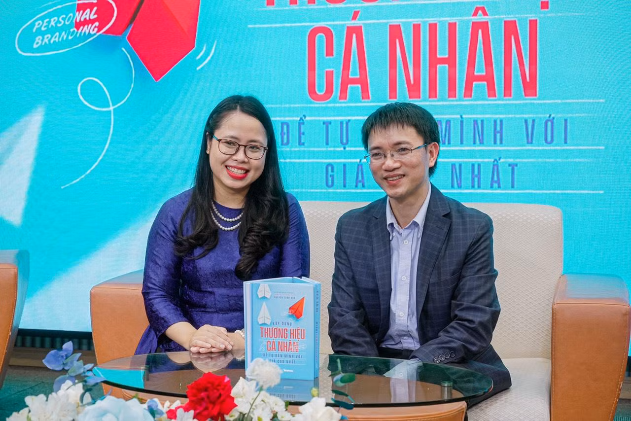 Chị Nguyễn Thu Trang – Phó Tổng Giám đốc phụ trách Bản quyền Xuất bản Tân Việt Books và tác giả, nhà báo Nguyễn Tuấn Anh tại lễ ra mắt đặc san Xây dựng thương hiệu cá nhân để tự bán mình với giá cao nhất.